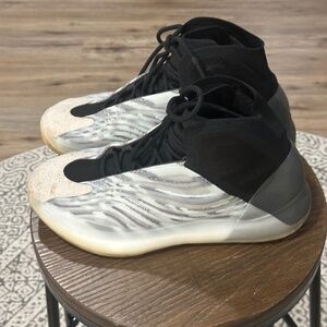 Yeezy Quantum Silver